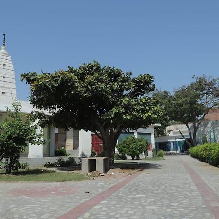 Radha Madhav Ashram Вриндавана Экстерьер фото