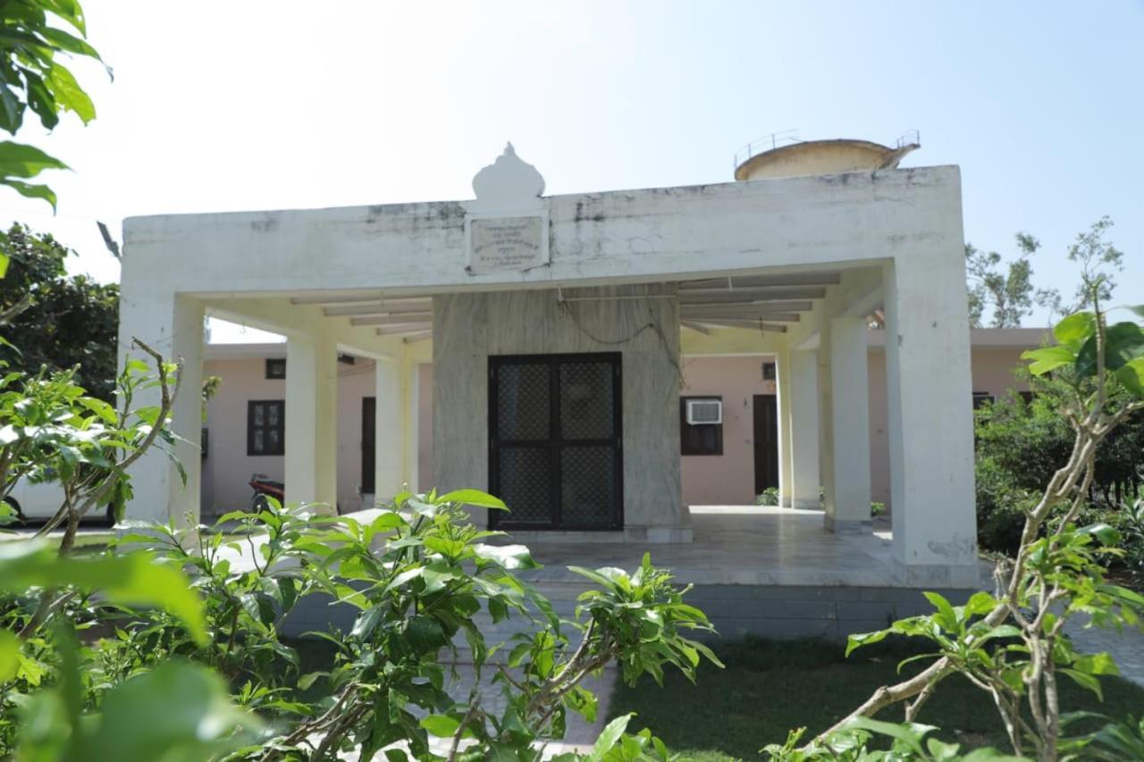 Radha Madhav Ashram Вриндавана Экстерьер фото